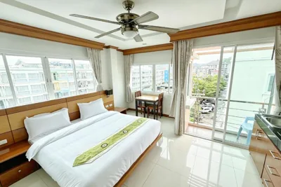 Estudio con terraza — Decare Hotel Patong-Pool&Lift
